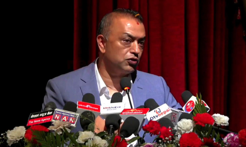 कति दुब्लाको भन्दै गाला मुसार्नेसँग गगन थापा हैरान : भने– बीपीले लगाएको जुत्तामा खुट्टा हाल्ने मानिस हुँ