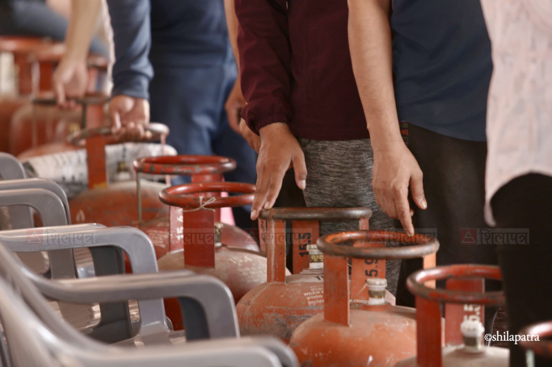 ग्यासको हाहाकारकाबीच साउनमा मात्र ५० हजार सिलिन्डर आयात भएको निगमको दाबी