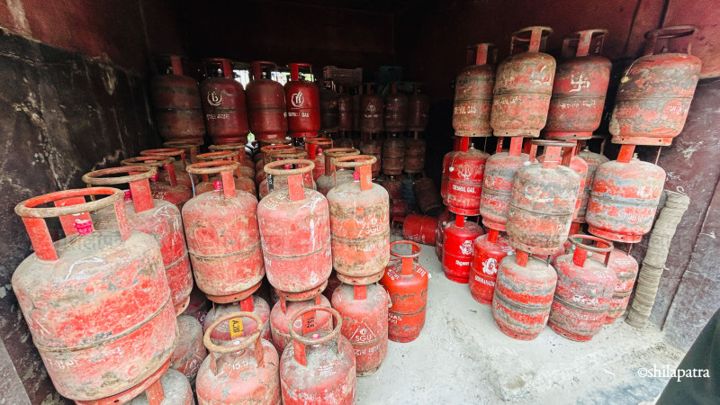 रुपन्देहीमा पनि ग्यास अभाव चर्कियो (तस्वीरहरू)