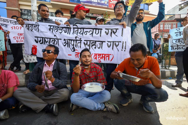 थालमा काँचो चामल राखेर सडकमा सरकारविरुद्ध प्रदर्शन (तस्वीरहरू)