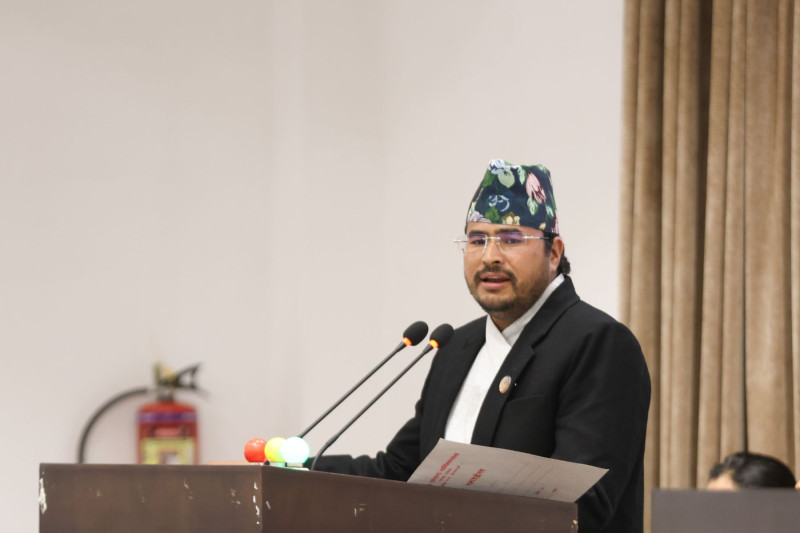 ज्ञानेन्द्र शाहीको प्रश्न– प्रधानमन्त्री कालो चस्मामा मन्त्रिपरिषद्‌मा जाने, संसदमा आउन नसक्ने ?