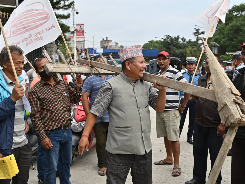 हलो बोकेर मल माग्न सडकमा ओर्लिए किसान