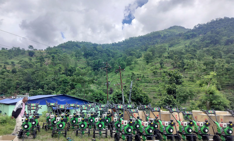 देवचुली नगरपालिकाद्वारा किसानलाई अनुदानमा कृषि सामग्री वितरण