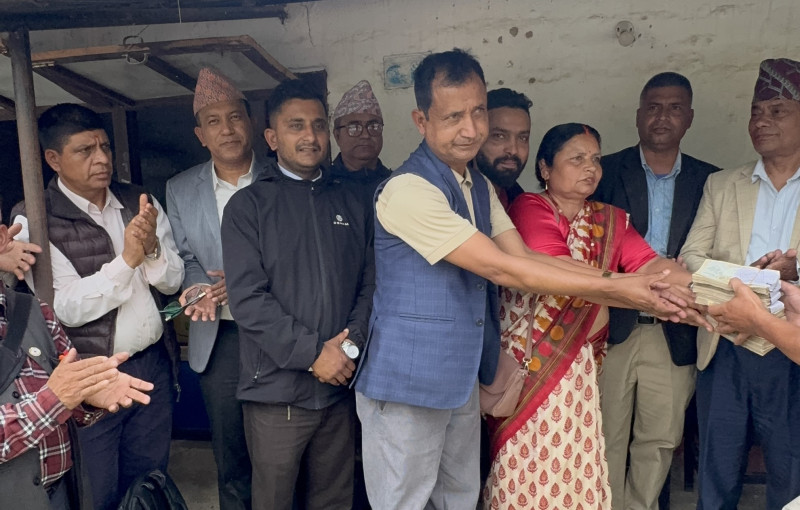 पर्वतका आगलागीपीडित शर्मालाई अमेरिकामा रहेका नेपालीले गरे आर्थिक सहयोग