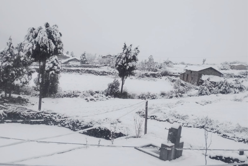 बैतडी र बागलुङमा बाक्लो हिमपात, जनजीवन प्रभावित