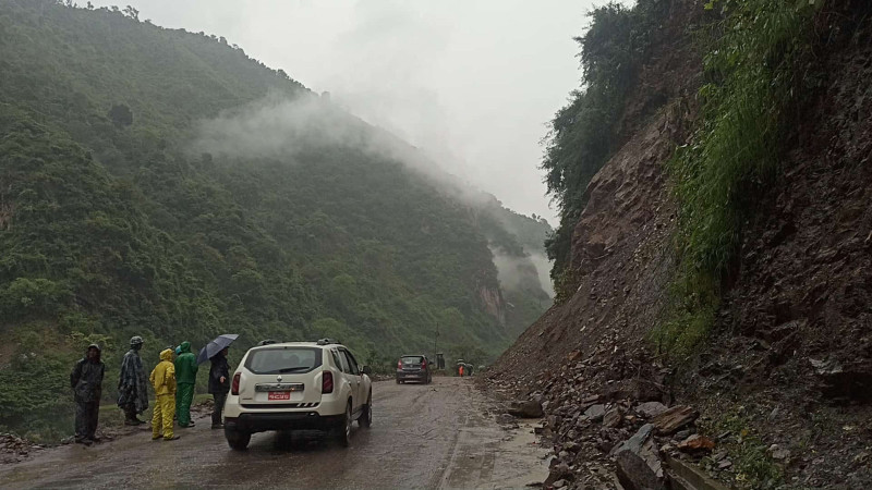 तुइनखोलामा पहिरो हटाएसँगै नारायणगढ–मुग्लिन सडकमा यातायात सञ्चालन