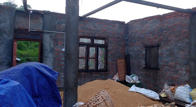 नवलपरासीको त्रिवेणीमा हावाहुरीले २० भन्दा धेरै घरमा क्षति