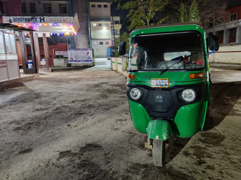 काेराेना कहर- अनि उनीहरूले अटोलाई नै एम्बुलेन्स बनाए