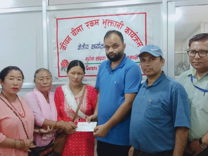 गुराँस लाइफ इन्स्योरेन्स क्षेत्रीय कार्यालय पोखराद्वारा २१ लाखबराबरको चेक बीमितलाई हस्तान्तरण