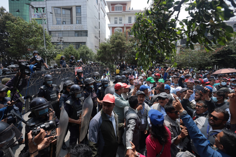 वार्ताका लागि पर्खाइमा शिक्षामन्त्री, शिक्षकहरू गोप्य बैठकमा 