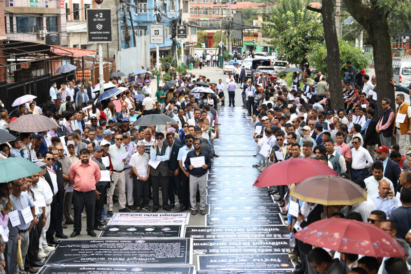 माइतीघरमा यसरी आन्दोलन गरिरहेका छन् निजी विद्यालय सञ्चालक (तस्वीरहरू)