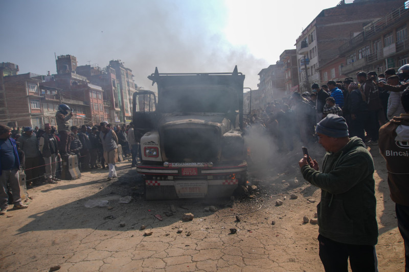 बनेपामा टिपरमा आगजनी गर्ने १३ जना पक्राउ