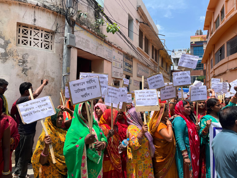 जनकपुरमा गुठीका हजारौँ बिघा जग्गा अतिक्रमण : संरचना हटाउने तयारीविरुद्ध प्रदर्शन