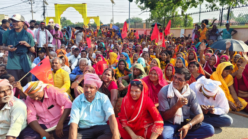 न्याय माग गर्दै मिटरब्याज पीडितले गरे जिल्ला अदालत अगाडि प्रदर्शन