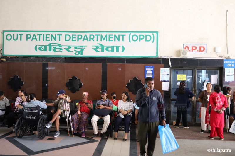 चिकित्सक संघको आन्दोलनले अस्पताल सेवा प्रभावित, आकस्मिकबाहेकका सेवा बन्द (तस्वीरसहित)