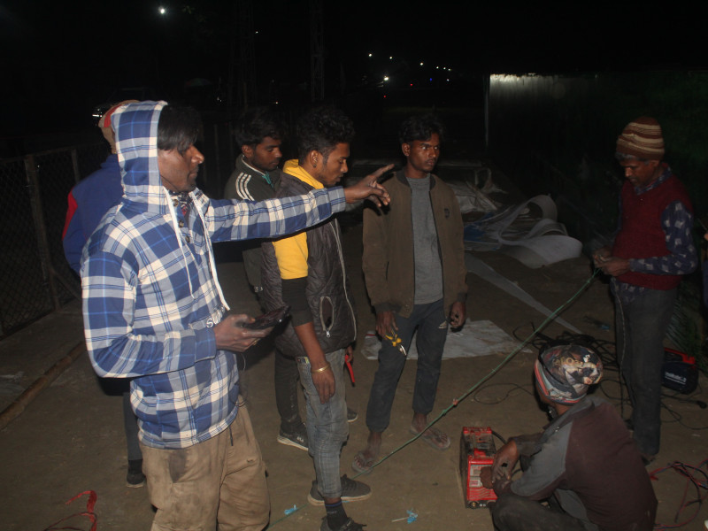 मञ्च निर्माणमा खटिएका मजदुर भन्छन् - ओलीको अधिवेशन हो ! 