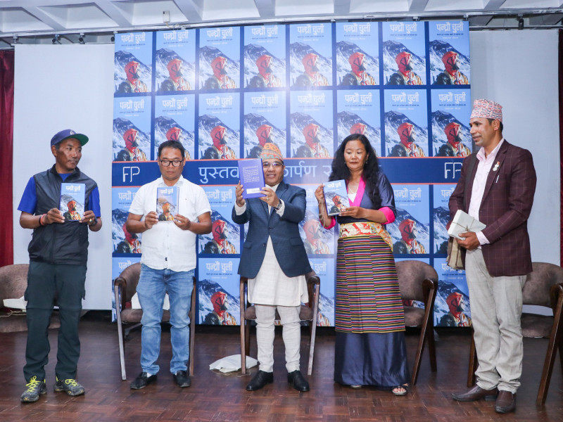 सगरमाथा चुचुरो पुगेर नयाँ उँचाइ पत्ता लगाउने सर्भेयरको किताब सार्वजनिक