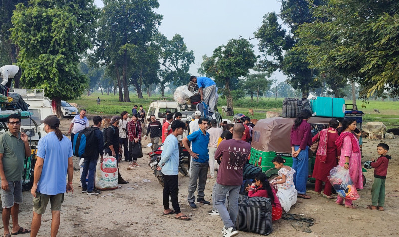 दसैँ मनाउन भारतबाट फर्किंदै नेपाली, गड्डाचौकीमा चहलपहल