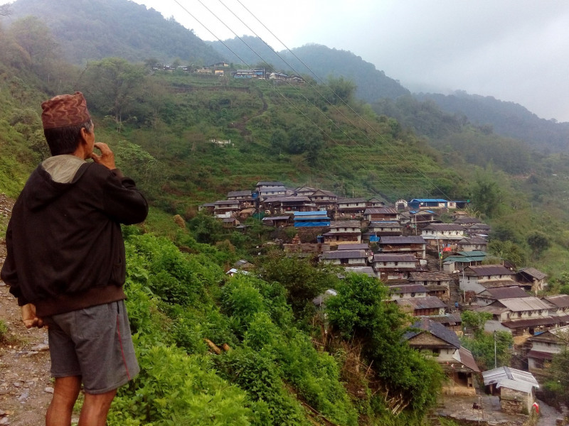 जब दिनबहादुर कराउँछन् तब गाउँलेका कान ठाडा हुन्छन्