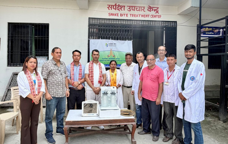 कामना सेवा विकास बैंकले दियाे रेडक्रसलाई सर्पदंश उपचार उपकरण