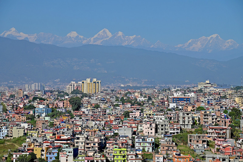 काठमाडौं हेर्दै मुस्कुराएकाे हिमाल