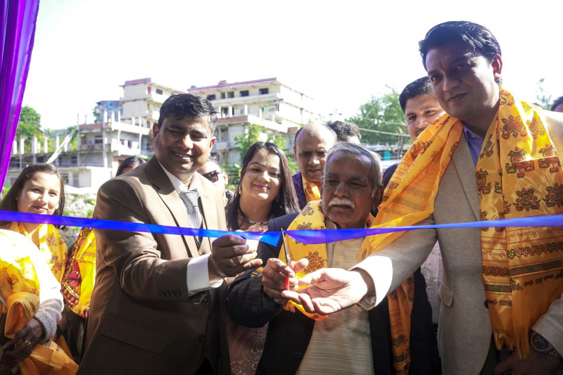 सिन्धुलीको आदर्शनगरमा सञ्चालनमा आयो कजारियाको नयाँ शोरुम