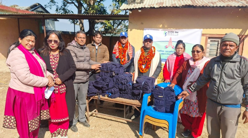 कामना सेवा विकास बैंकद्वारा वीरेन्द्रनगरस्थित एक विद्यालयलाई कुर्सी तथा न्यानो कपडा वितरण
