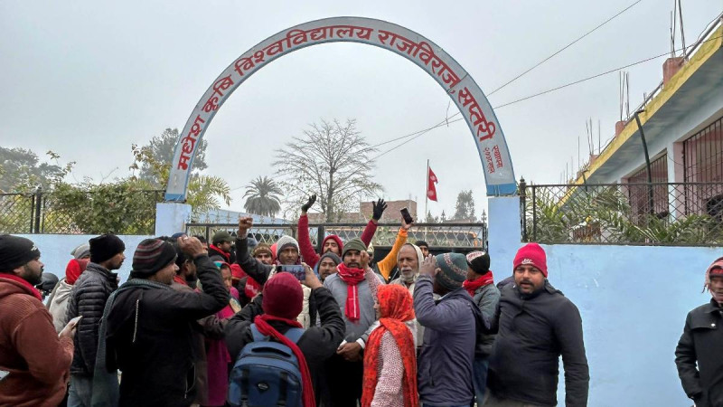 मधेश कृषि विश्वविद्यालयको तालाबन्दी यथावत्, विद्यार्थी भन्छन्– हाम्रो भविष्यमाथि खेलबाड हुँदै छ 