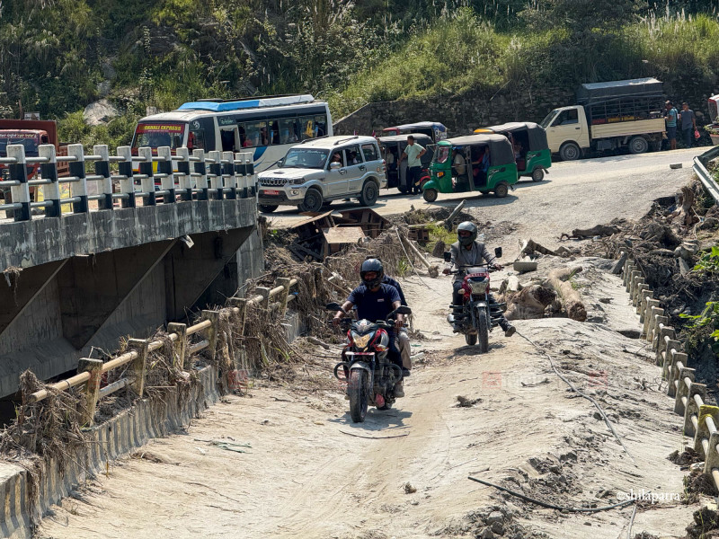 बाढीले क्षतिग्रस्त कोल्पुखोला पुलमा जोखिमपूर्ण आवतजावत (तस्वीरहरू)