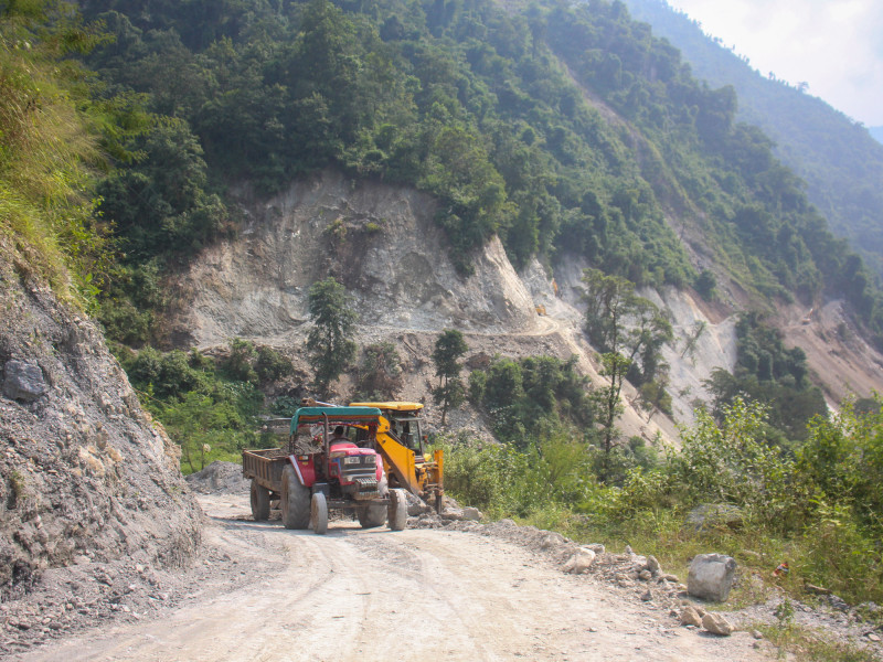 कृष्णभिरको पहिरो छल्न तयार पारिँदै छ वैकल्पिक सडक [तस्वीरहरू]