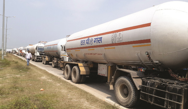 वीरगञ्ज नाका हुँदै  भित्रिए दुई हजारभन्दा बढी एलपी ग्यासका बुलेट