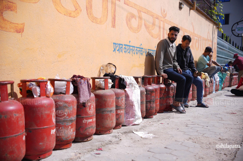 दसैँका लागि ६ स्थानबाट ग्यास वितरण, सिलिन्डर साट्‌न नपाएको उपभोक्ताको गुनासो