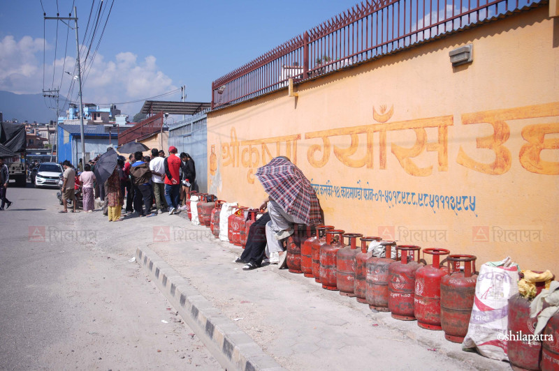 दसैँका लागि काठमाडौंका यी ६ स्थानबाट वितरण हुँदै छ ग्यास (तस्वीरहरू)