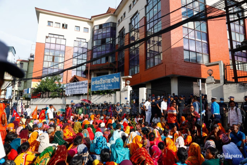 मानवअधिकार आयोगमा ध्यानाकर्षण पत्र बुझाउन पुगे लघुवित्तपीडितहरू (तस्वीरहरू)