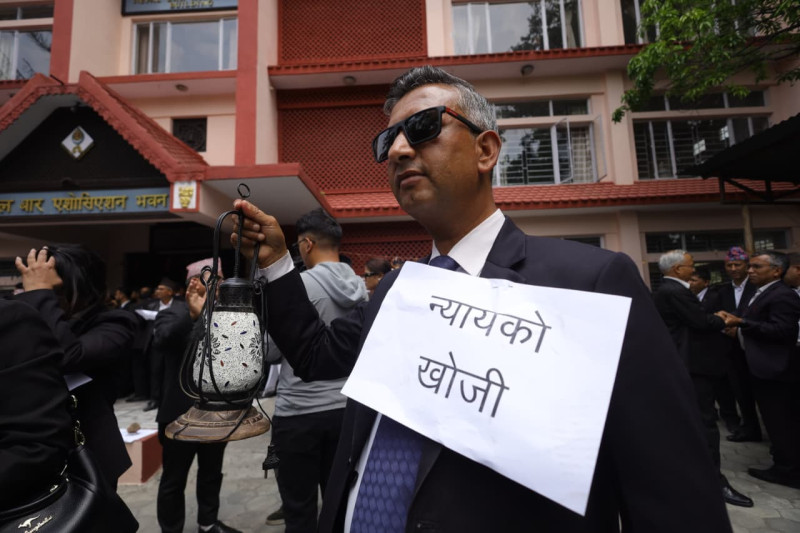 प्रधानन्यायाधीश सिफारिसको विरोधमा बार एसोसिएसनले निकाल्यो लालटिन जुलुस (तस्वीरसहित)