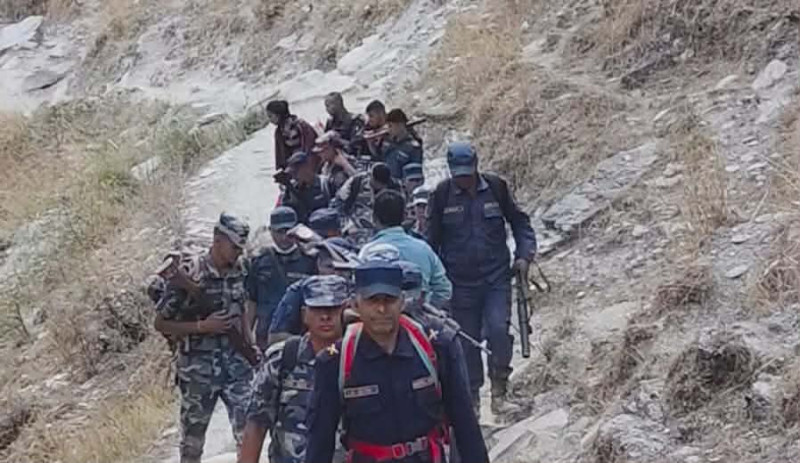 हेलिकाेप्टरमार्फत लाम्पाटा सुरक्षा वेशमा बन्दोबस्तीका सामग्री पुर्‍याइयो