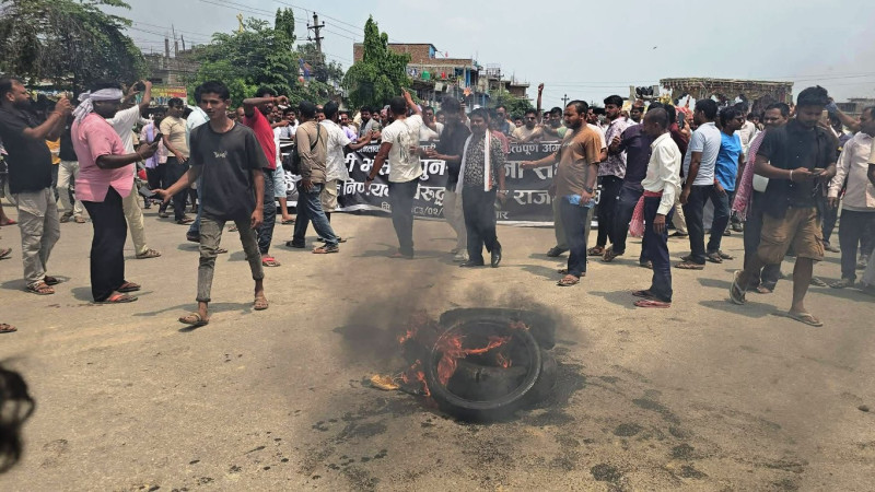 सिरहाको बरियारपट्टी छोटी भन्सार बन्दको विरोधमा प्रदर्शन