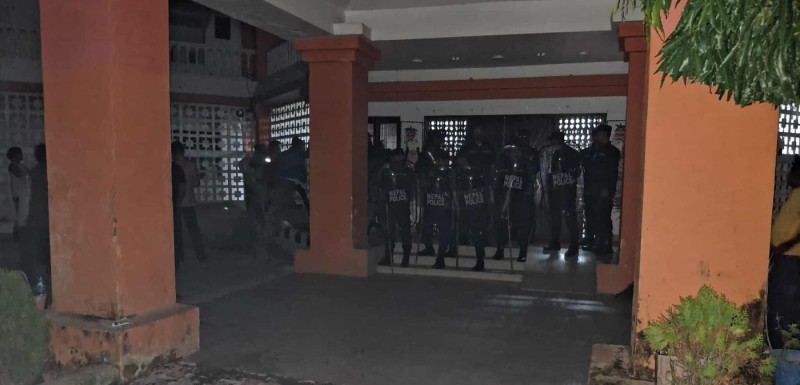सभामुखविरुद्ध अविश्वास प्रस्ताव दर्ता गराउन पुगेका सांसदहरू भित्रै थुनिए