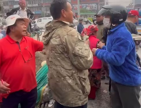 पोखरामा किताब बेचिरहेका महावीर पुनलाई हेलमेटधारीको अपमान, 'तपाईँको काम यो होइन' भन्दै थर्काए