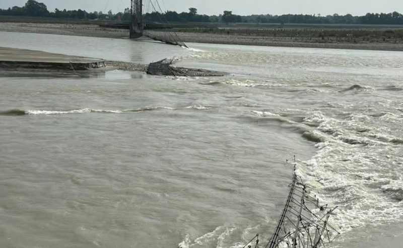 महाकालीको झोलुंगे पुलसँगै चुँडिएको टेलिकमको तार तान्ने क्रममा सशस्त्रका असई बेपत्ता