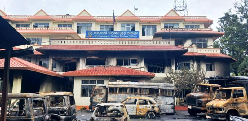 जलाइएका भवन सफा गरेर नियमित काममा फर्किंदै प्रहरी