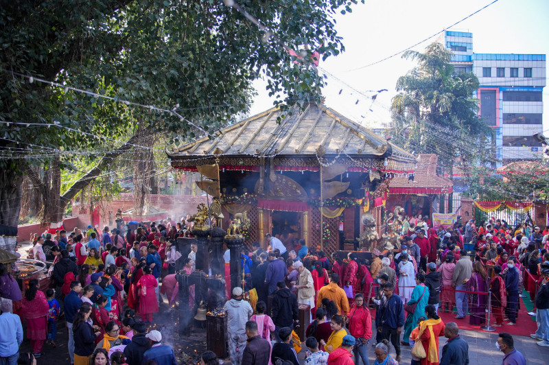 तस्वीरमा हेर्नुहाेस् मैतीदेवी मन्दिरमा बिहानैदेखि दर्शनार्थीको घुइँचो