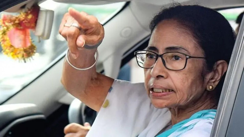 बेनर्जी विडम्बना : कम्युनिस्टलाई हराउन बीजेपी भित्र्याइन्, बीजेपीबाटै १५ वर्षे सत्ता गुम्यो