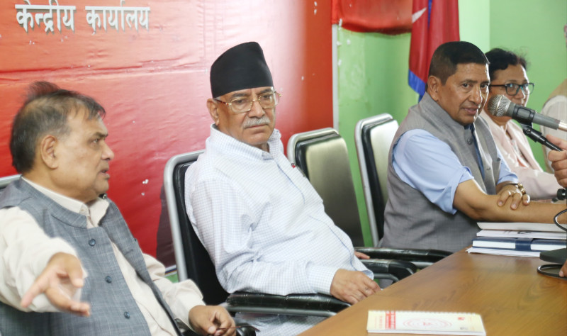 माओवादी बैठकमा प्रचण्डको ब्रिफिङ– बुर्जुवा पार्टीमा जस्तो सार्वजनिक रूपमा बोल्दै हिँड्नु गलत