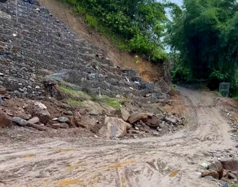 वर्षाले निम्त्यायो सडक अवरोध, विभिन्न राजमार्गमा यातायात प्रभावित