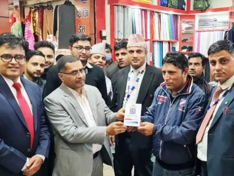 पोखराका व्यावसायिक पसलमा मेगा बैंकको क्यूआर भुक्तानी सेवा