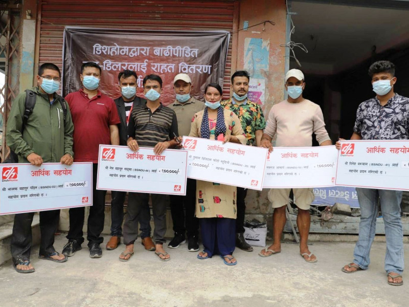 मेलम्चीका पाँच बाढीपीडित सब–डिलरलाई डिशहोमले दियो जनही १ लाख राहत