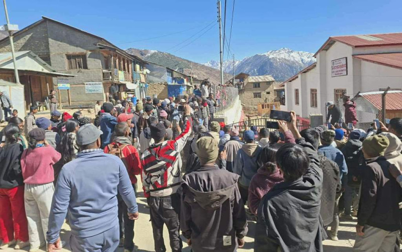हुम्लामा निर्वाचन प्रहरीले गरे प्रशासन कार्यालयअगाडि नाराबाजी