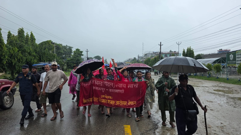 वर्षाले पनि रोकेन मिटरब्याजपीडितको पैदल यात्रा (तस्वीरसहित)