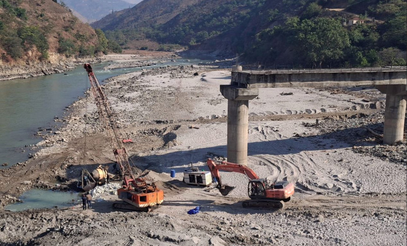 बाढीले तमोर नदीमा बेलिब्रिज बगायो, यातायात अवरुद्ध